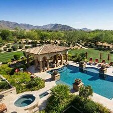 Fascinating back yard with pool and jacuzzi